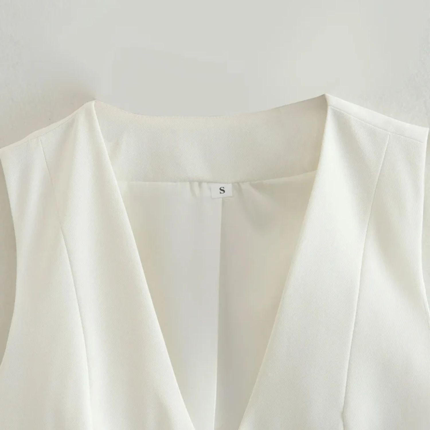 Natalia | Elegancki Krótki Bezrękawnik z Dekoltem V i Guzikami - Woman tops